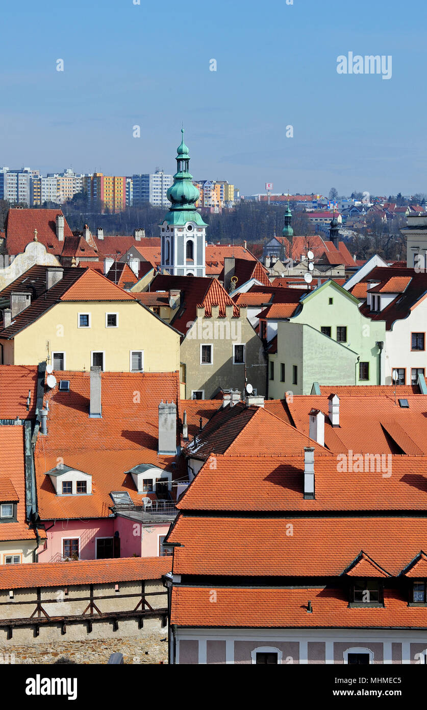 Les toits rouges de la ville historique de Cesky Krumlov, un site classé au Patrimoine Mondial depuis 1992, dominé par le clocher de l'église de St Jobst Banque D'Images