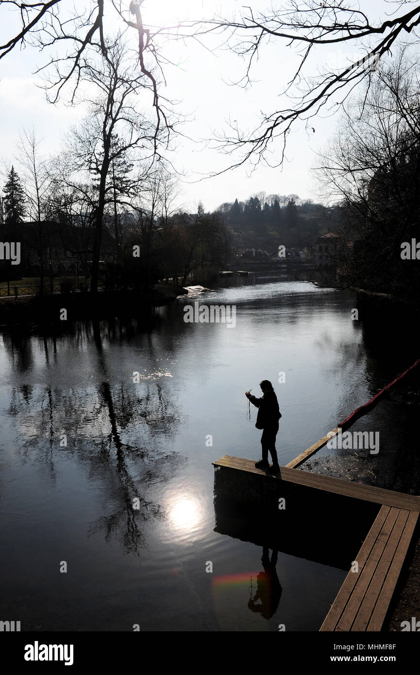 Une femme prise de photos par la Vltava à Cesky Krumlov, République Tchèque Banque D'Images