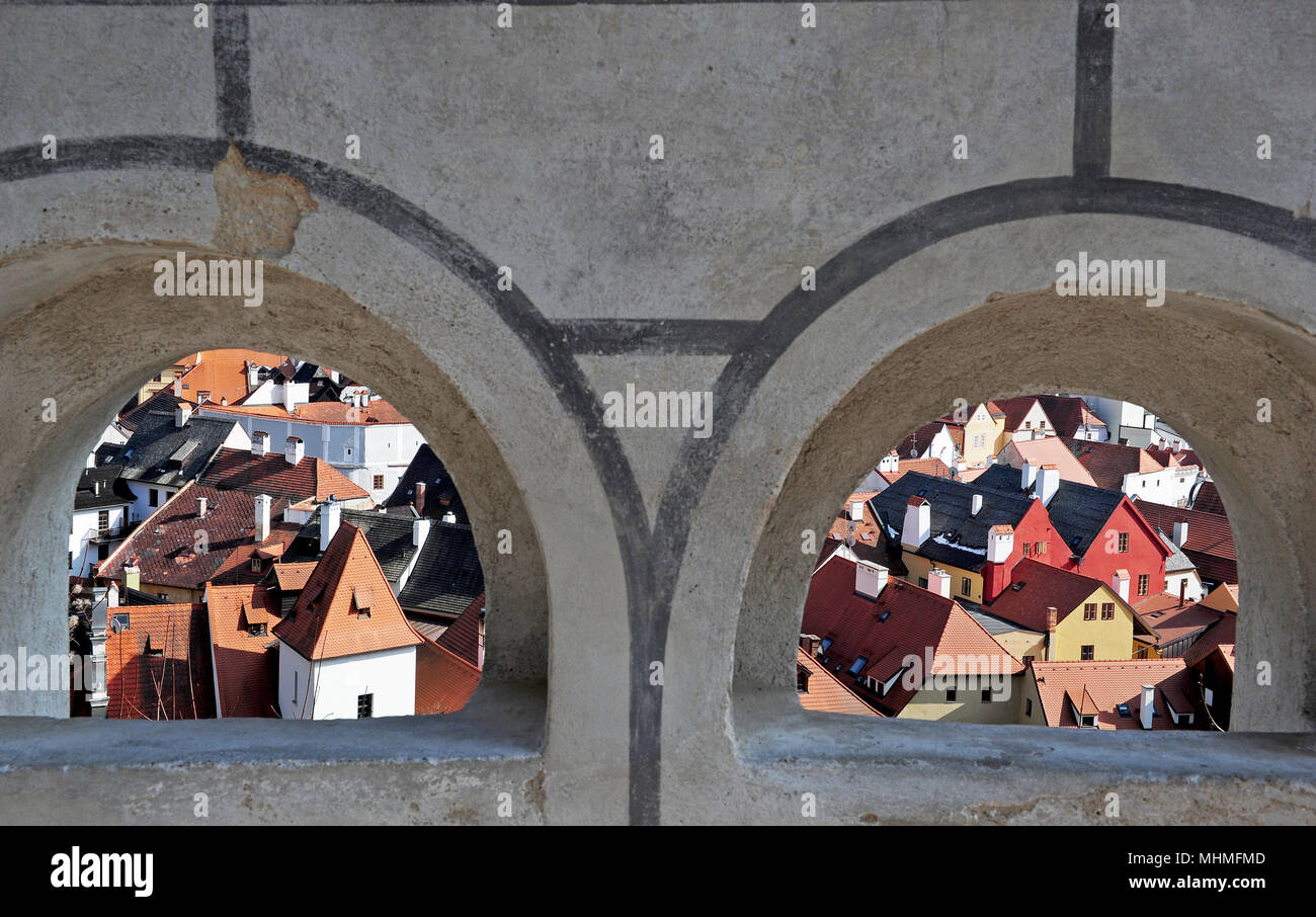 Vue à travers deux fenêtres du château sur les toits du centre historique de Cesky Krumlov, République Tchèque Banque D'Images