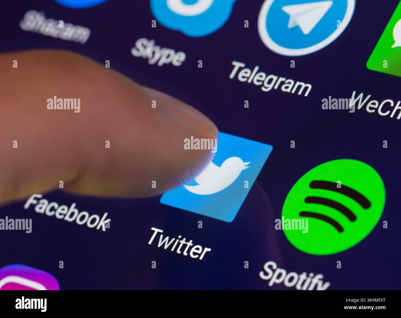 Appuyez sur l'icône Finder Twitter sur un smartphone ou tablette pour exécuter l'application Twitter. Banque D'Images