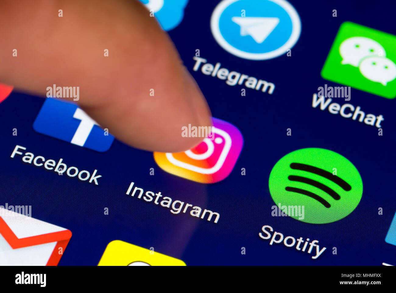 Finder en appuyant sur le raccourci de l'icône app Instagram sur une tablette ou smartphone écran d'affichage. Banque D'Images