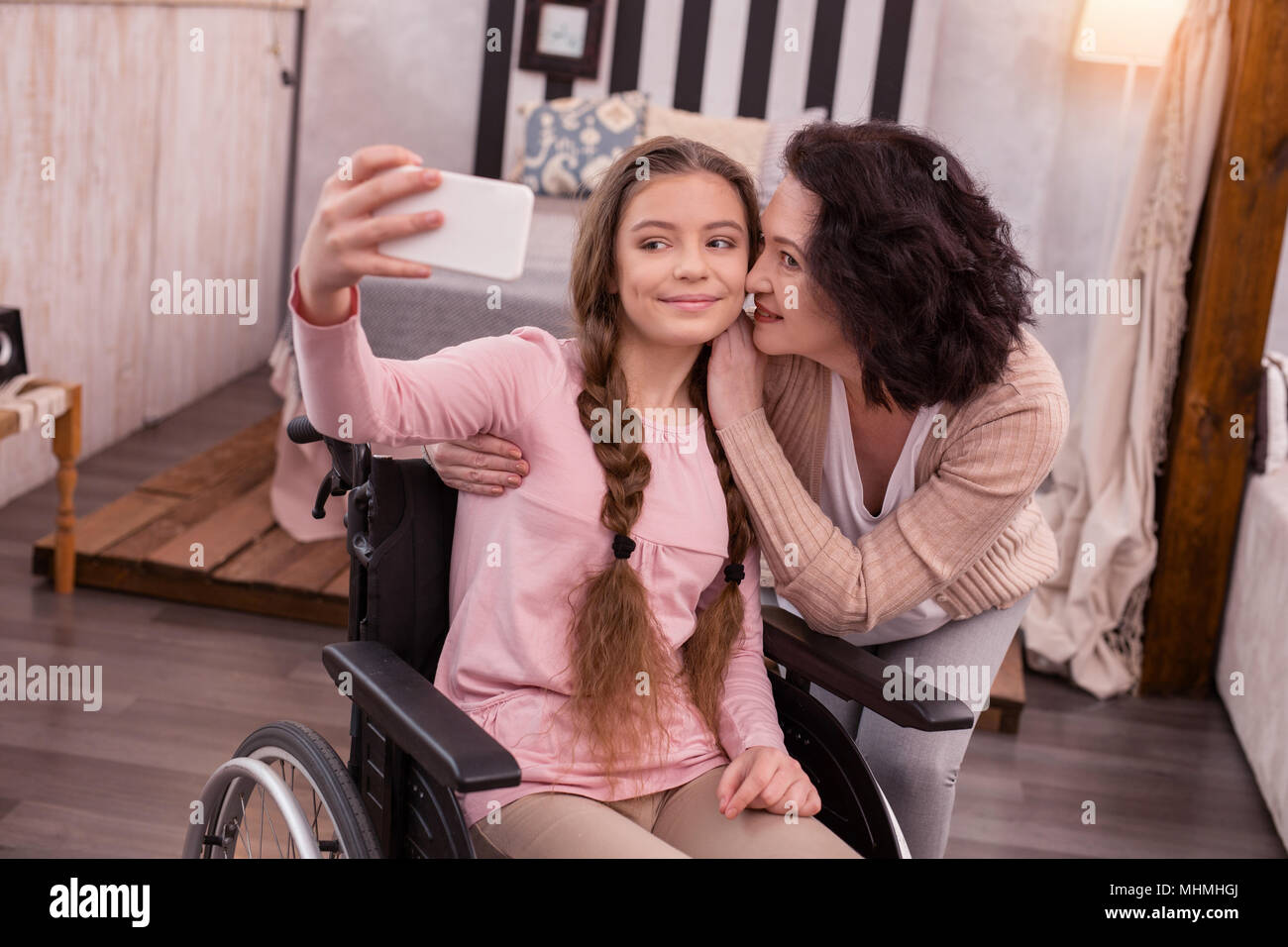 Heureux mobilité fille et femme mémoire collecte Banque D'Images