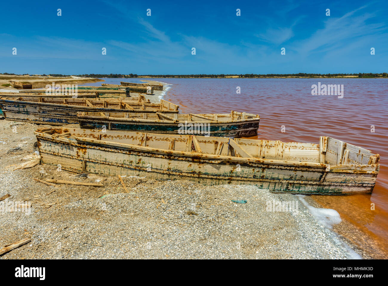 Bateau en bois sur la côte de la lac rose au Sénégal appelé Lac Retba ou Lac Rose Banque D'Images