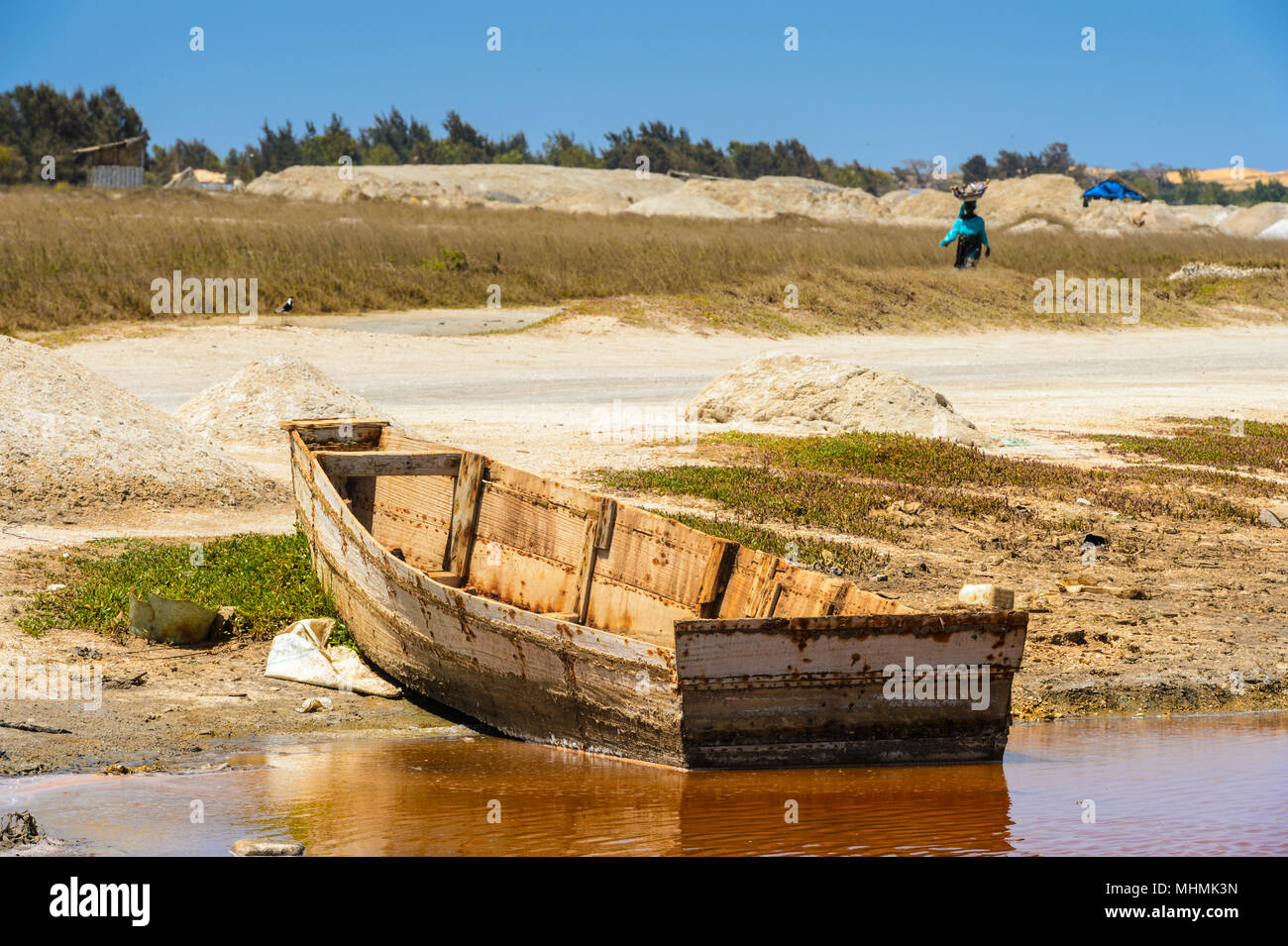 Bateau abandonné sur la rive du lac Rose Le Lac Retba ou appelé Lac Rose, au Sénégal Banque D'Images