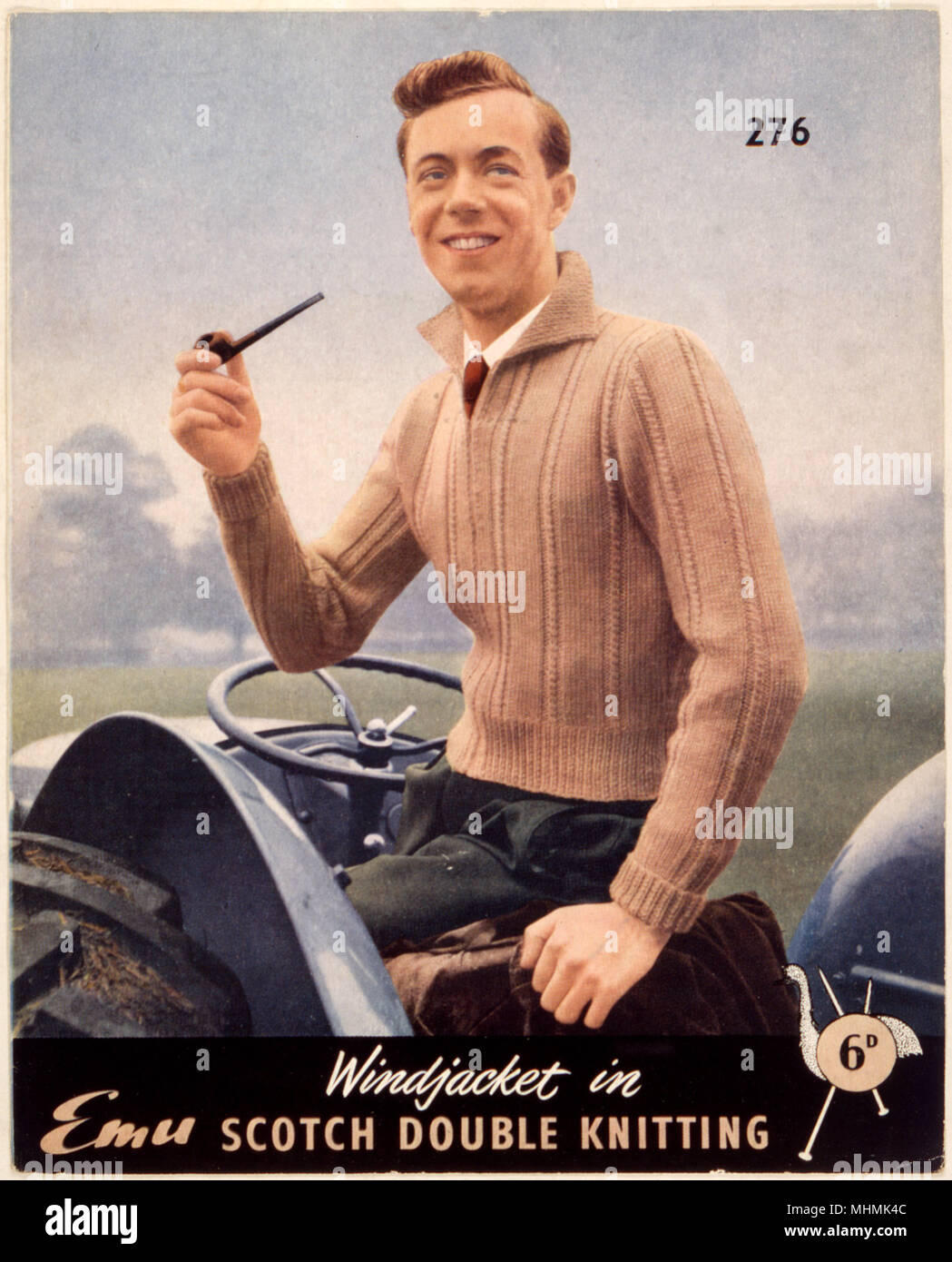 Un joli beige, 'tricot' windjacket juste la chose pour fumer une pipe en labourant les champs tandis que dehors ! Porté avec un pantalon vert &AMP ; cravate rouge, c'est intelligent, mais pratique. Date : 1950 Banque D'Images