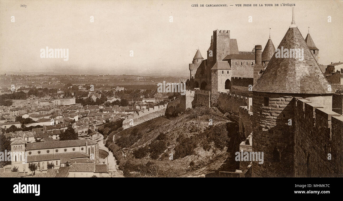Carcassonne : vue de la Tour de l'eveque (Tour de l'évêque) Date : vers 1910 Banque D'Images