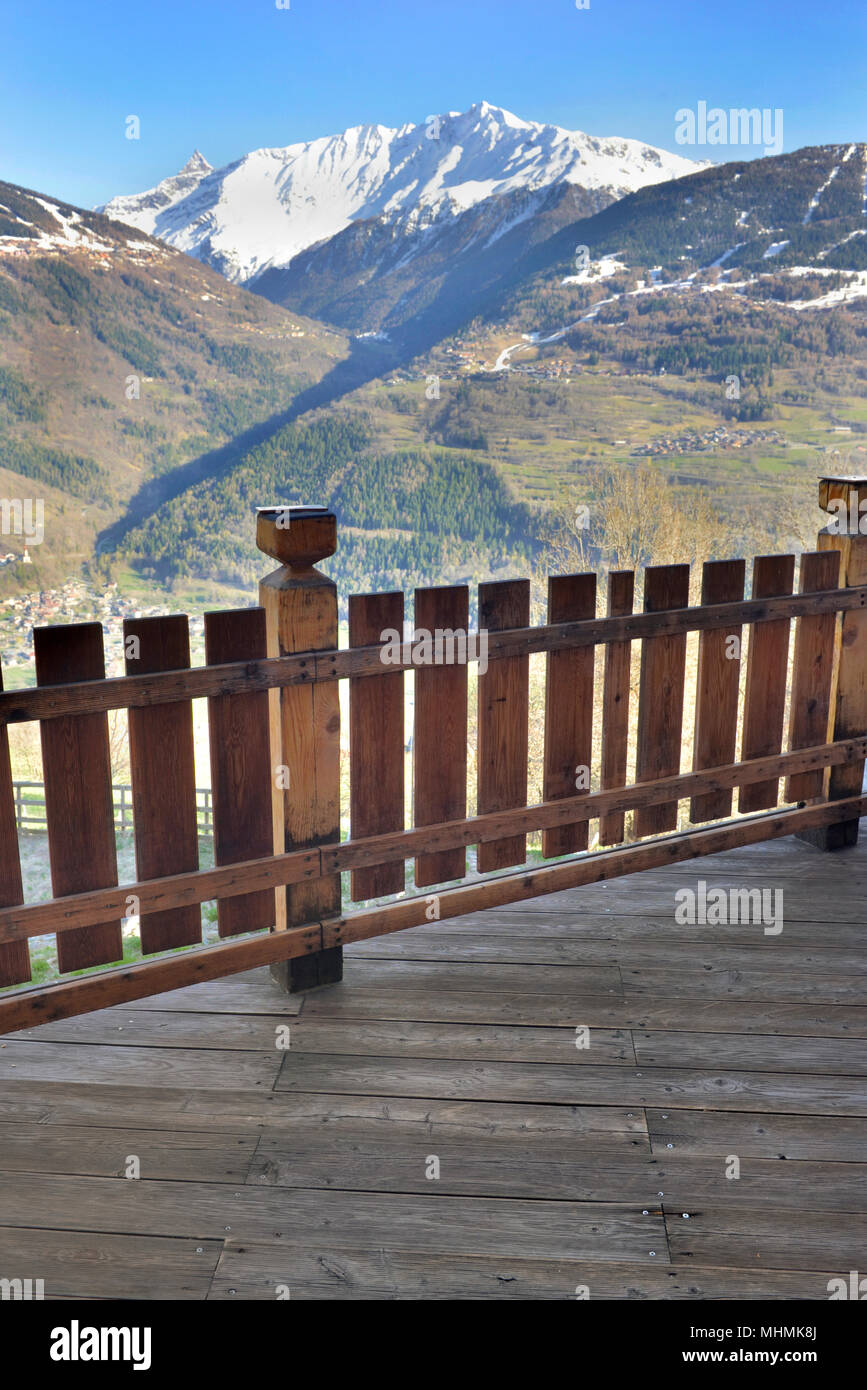 Terrasse en bois d'un chalet avec une belle vue panoramique sur la montagne Banque D'Images