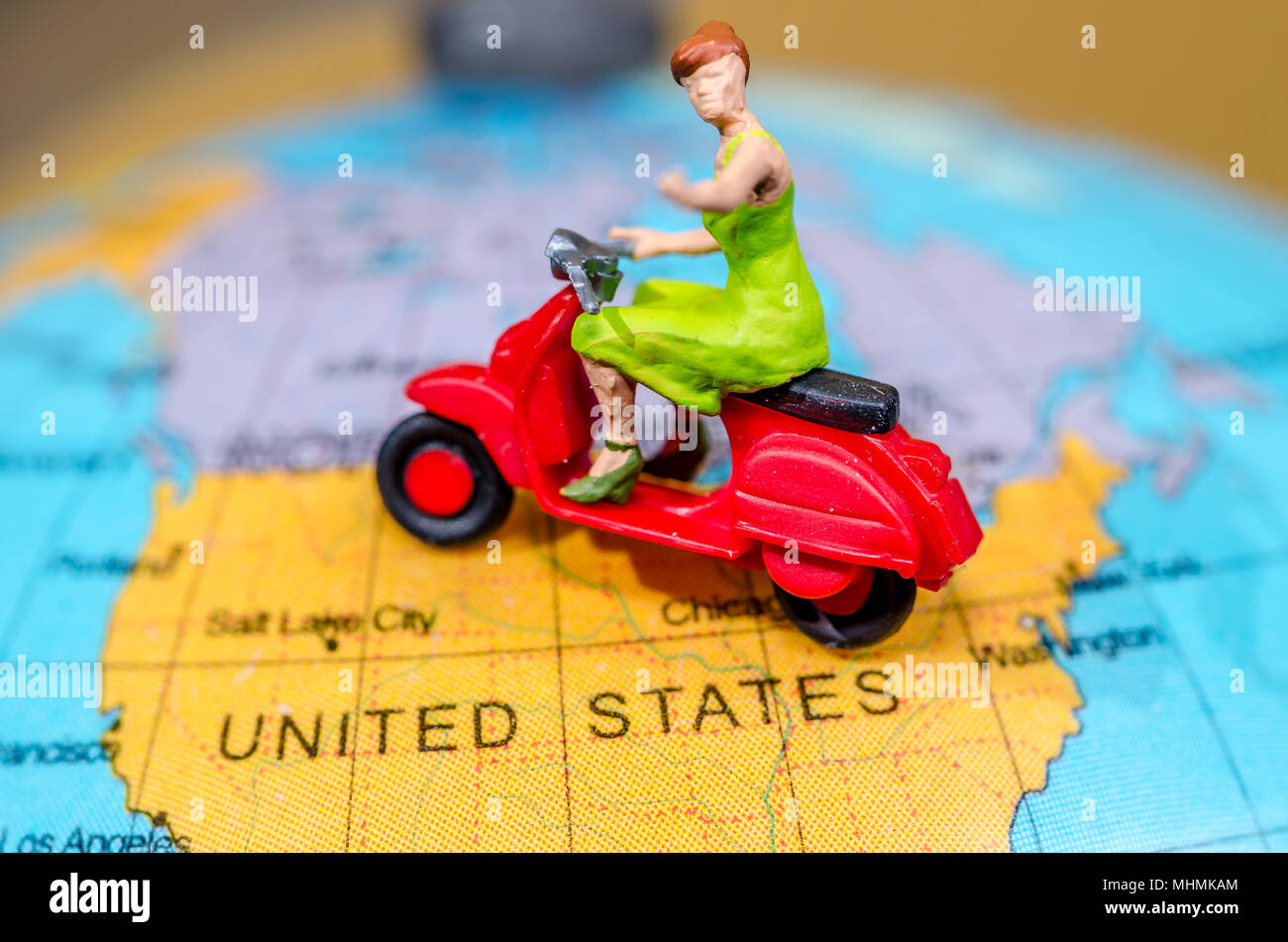 Concept de voyage. Femme figure miniature moto ride Banque D'Images