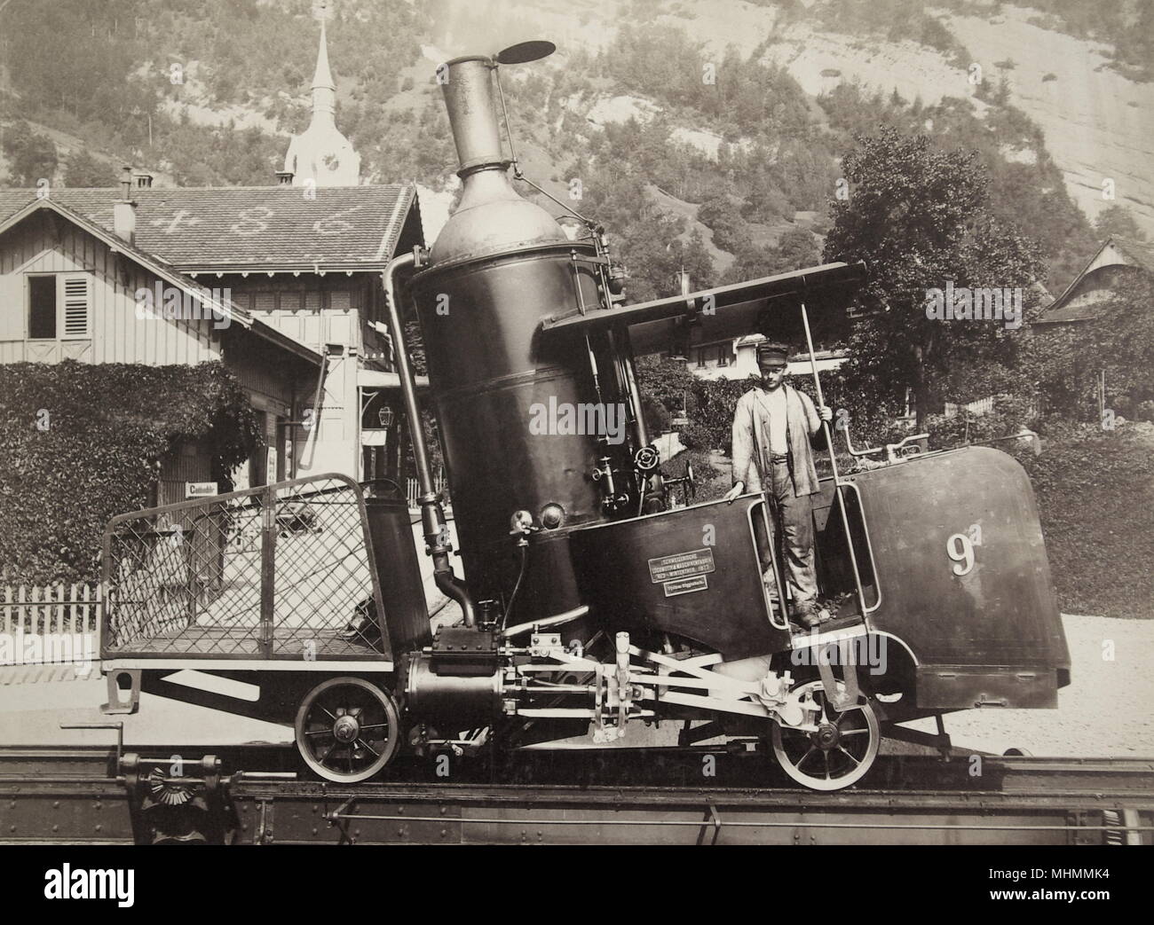Un moteur ferroviaire suisse à crémaillère et pignon à voie étroite, construit vers 1900, avec conducteur. D'après les archives de Gloucester Coach and Wagon Works au Gloucester Record Office. Banque D'Images