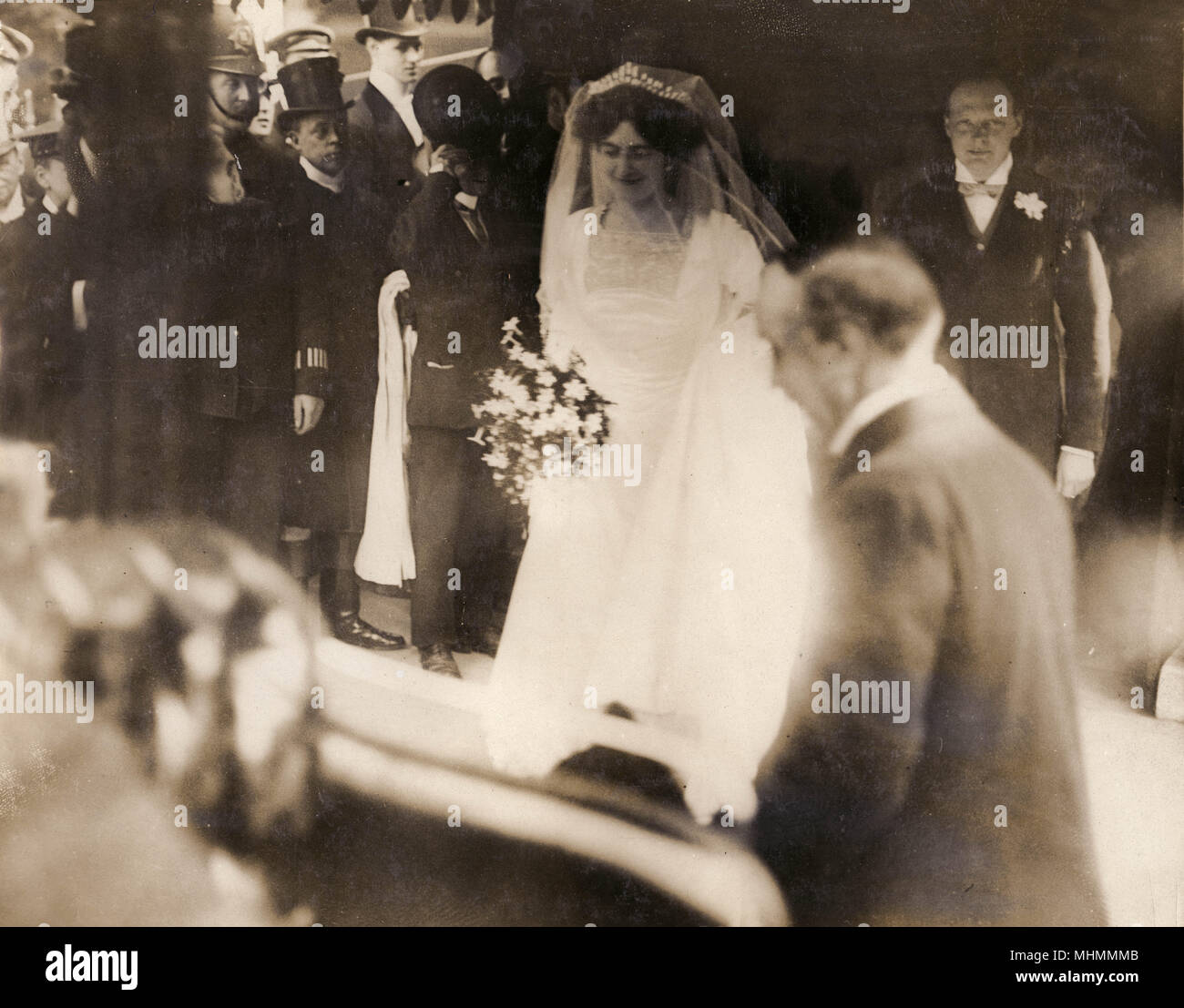 Winston Churchill et son épouse, Clementine Hozier, sortir de l'église Sainte-Marguerite, Westminster après leur mariage. Date : 12 Septembre 1908 Banque D'Images