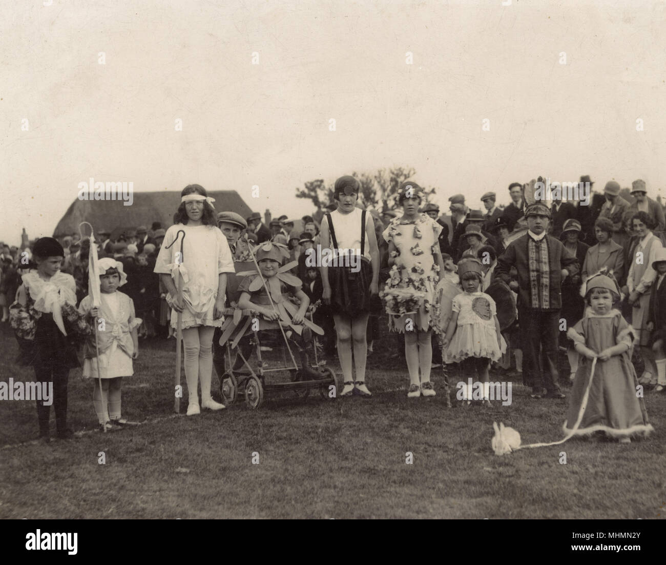 Les enfants vêtiés d'une robe de fantaisie à un carnaval ou à un fete Banque D'Images