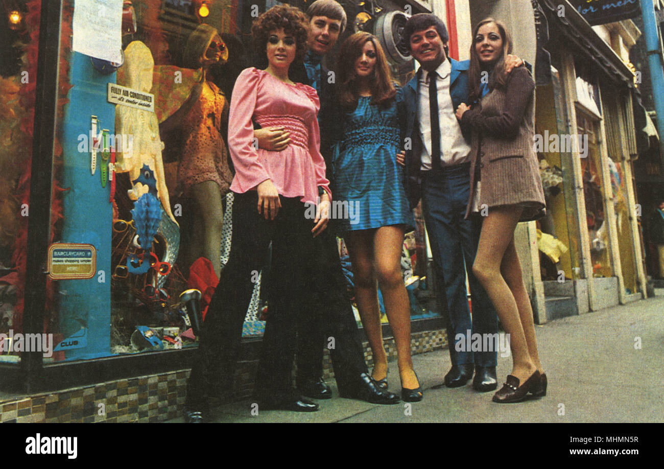 Un groupe de personnes groovy posant à l'extérieur une boutique à Carnaby Street, Londres, y compris radio DJ Tony Blackburn. Date : 1967 Banque D'Images