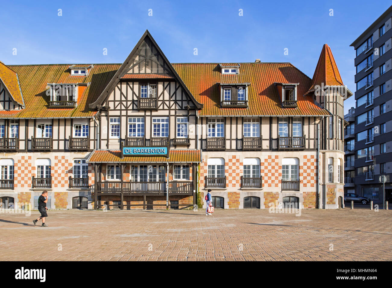 De Barkentijn, maison d'angle de style normand, maintenant Centre de vacances dans la station balnéaire de Nieuwpoort / Nieuport, Flandre occidentale, Belgique Banque D'Images