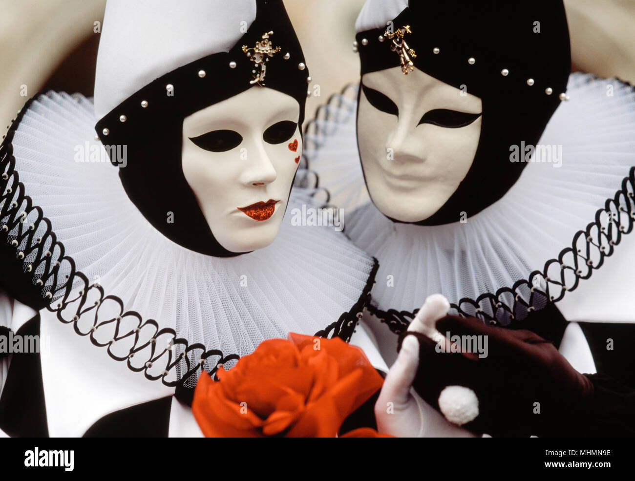 Venise, Italie ; couple dans Pierrot costumes à Carnaval de Venise. Pierrot est un personnage de la pantomime stock et la Commedia dell'Arte. Tenue en février de chaque Banque D'Images