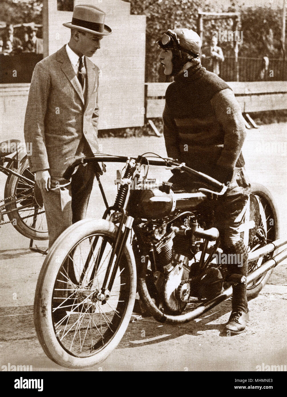 Le Prince Albert, duc de York (futur roi George VI) (1895-1952) - Réunion moto à Brooklands dans l'aide de la Middlesex Hospital et de l'Industrie Société de bien-être à la fin de mai 1921. Le duc est entré dans son propre vélo dans plusieurs courses, qui a été montée par le célèbre motocycliste S. E. Wood photographié ici en conversation avec le duc. Date : 1922 Banque D'Images