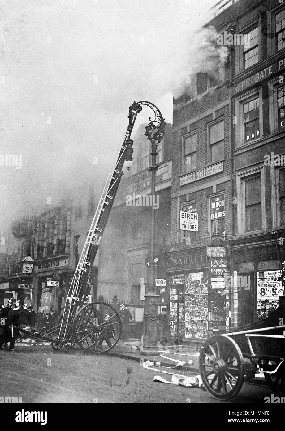 Pompiers assistant à un incendie dans le Strand à Londres Banque D'Images