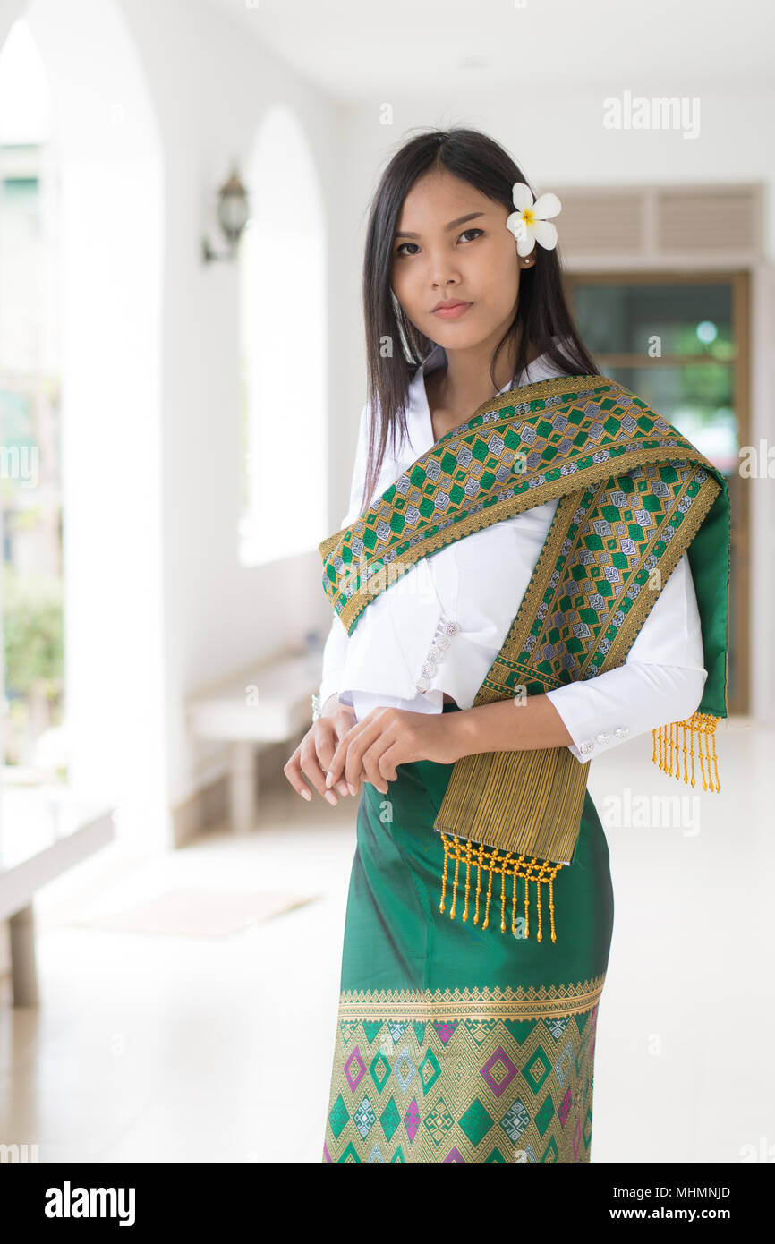 Belle jeune fille au Laos Laos Asian woman wearing costume ,Laos  traditionnel,Culture,style vintage costume traditionnel Photo Stock - Alamy