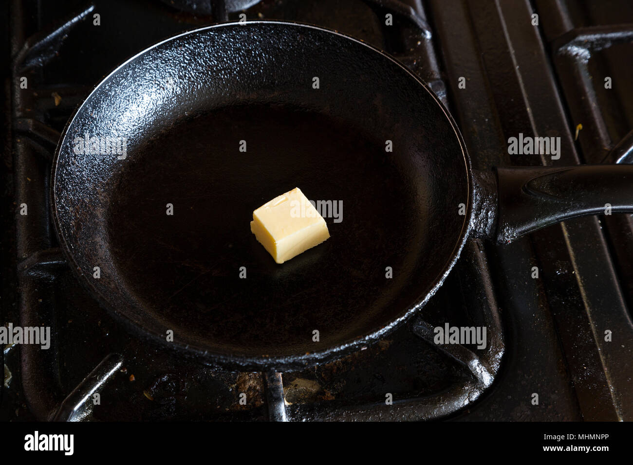 Le beurre fondant dans pan omelette Banque D'Images