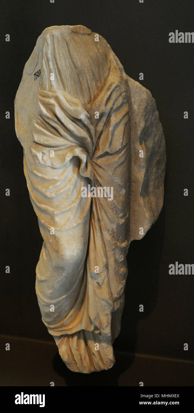 L'art grec le parapet du temple d'Athena Nike. Partie inférieure d'un une fois Nike ornant un trophée. 5ème siècle BC. Musée de l'Acropole. Athènes. La Grèce. Banque D'Images L'art grec le parapet du temple d'Athena Nike. Partie inférieure d'un une fois Nike ornant un trophée. 5ème siècle BC. Musée de l'Acropole. Athènes. La Grèce. Banque D'Images