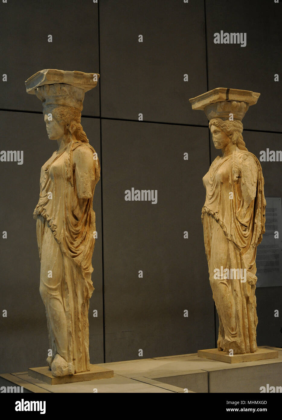L'art grec à caryatide le porche de l'Erechtheion. Figures féminines drapées comme colonnes de soutien. Acropole d'Athènes, 421-407 BC. La Grèce. Musée de l'Acropole. Athènes. La Grèce. Banque D'Images L'art grec à caryatide le porche de l'Erechtheion. Figures féminines drapées comme colonnes de soutien. Acropole d'Athènes, 421-407 BC. La Grèce. Musée de l'Acropole. Athènes. La Grèce. Banque D'Images