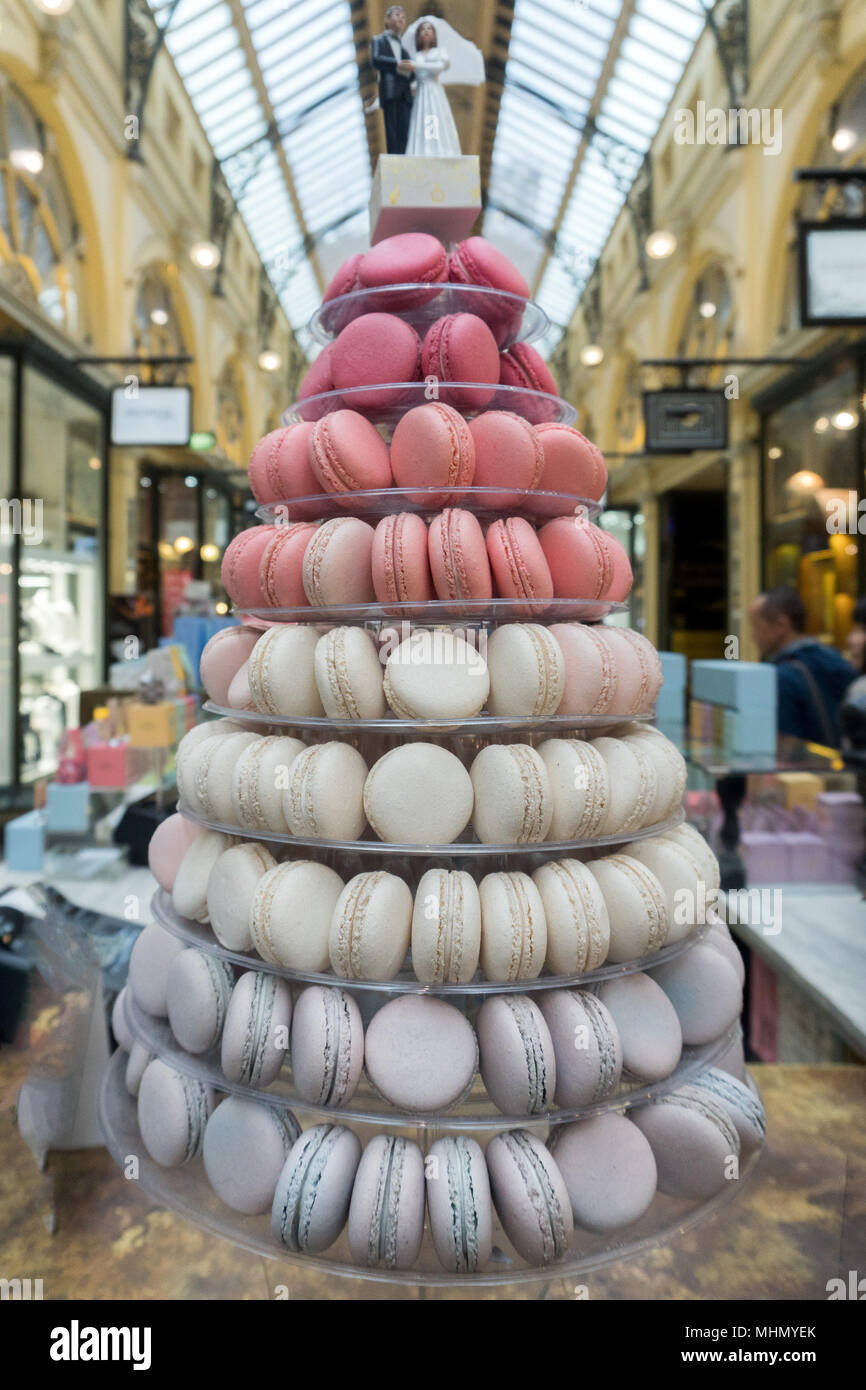 Gateau De Mariage Macaron Afficher Dans Une Boulangerie Patisserie Boutique Dessert Photo Stock Alamy