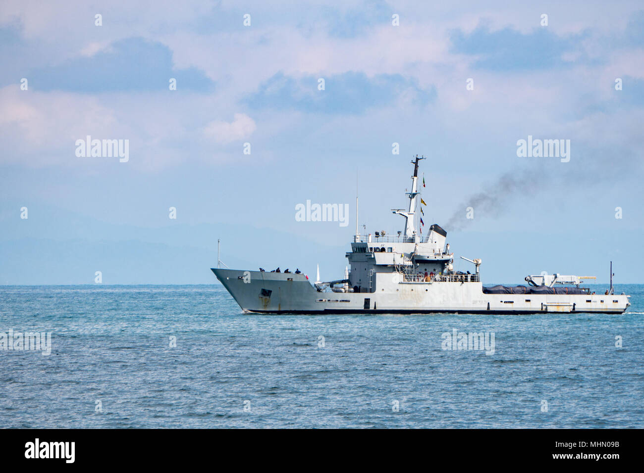 Navire de guerre destroyer en action en mer méditerranée Banque D'Images