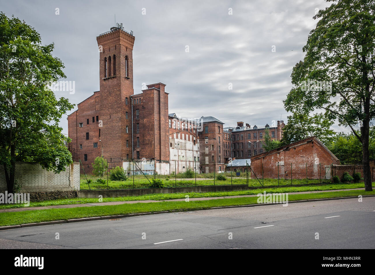 Vue sur la vieille ville Krenholm Manufactury à Narva, Estonie. L'usine est l'un des pionniers de la Fédération de l'industrie du coton, a été construit en 1857. Banque D'Images