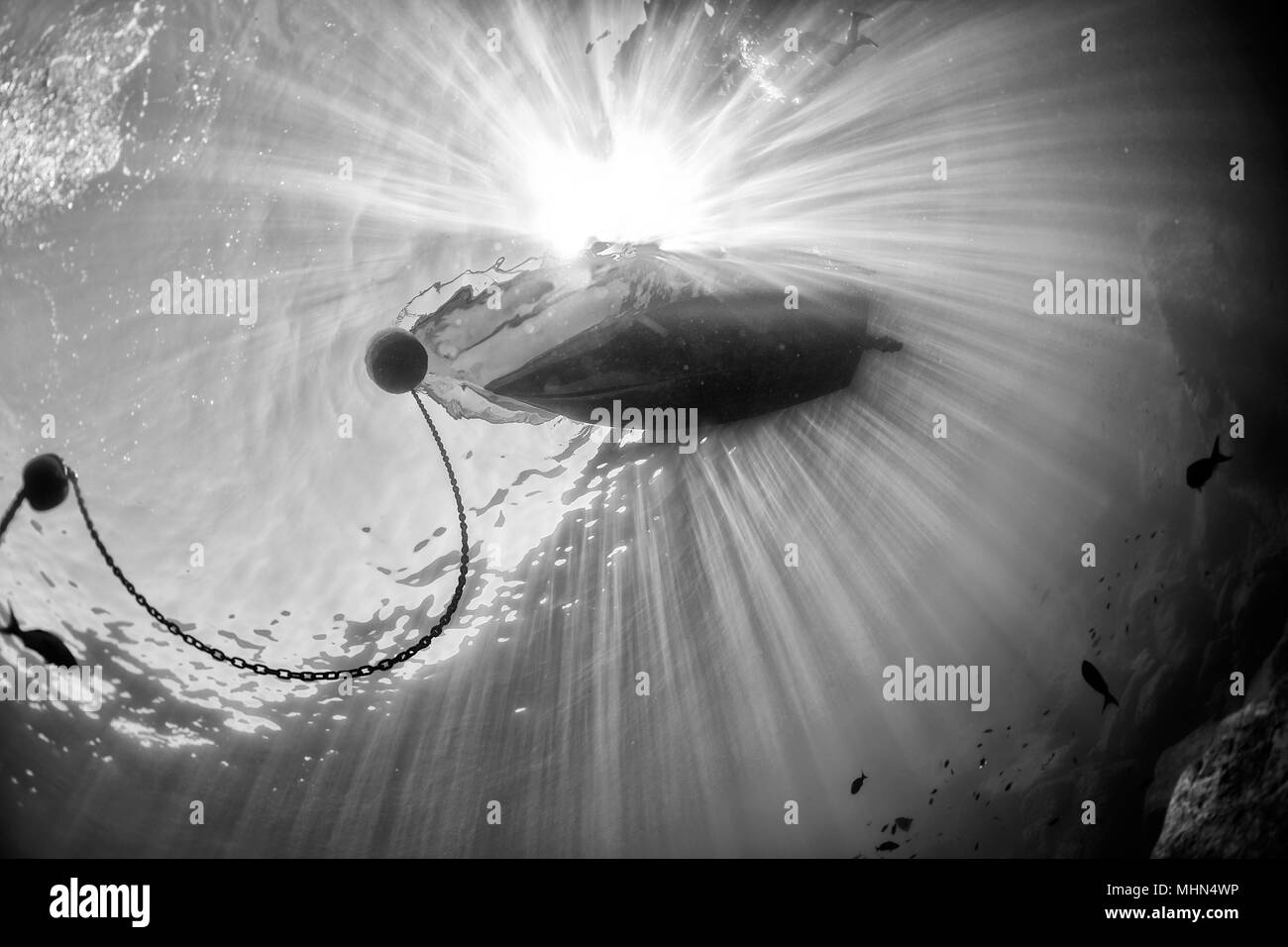 La chaîne de l'ancre du bateau sous l'eau en noir et blanc Banque D'Images