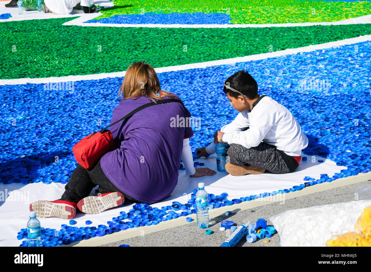 Les bénévoles de l'assemblage d'une mosaïque de bouchons de bouteilles en plastique, Novi Sad, Serbie. Les tentatives visant à établir un record mondial Guinness pour la plus grande mosaïque. Banque D'Images