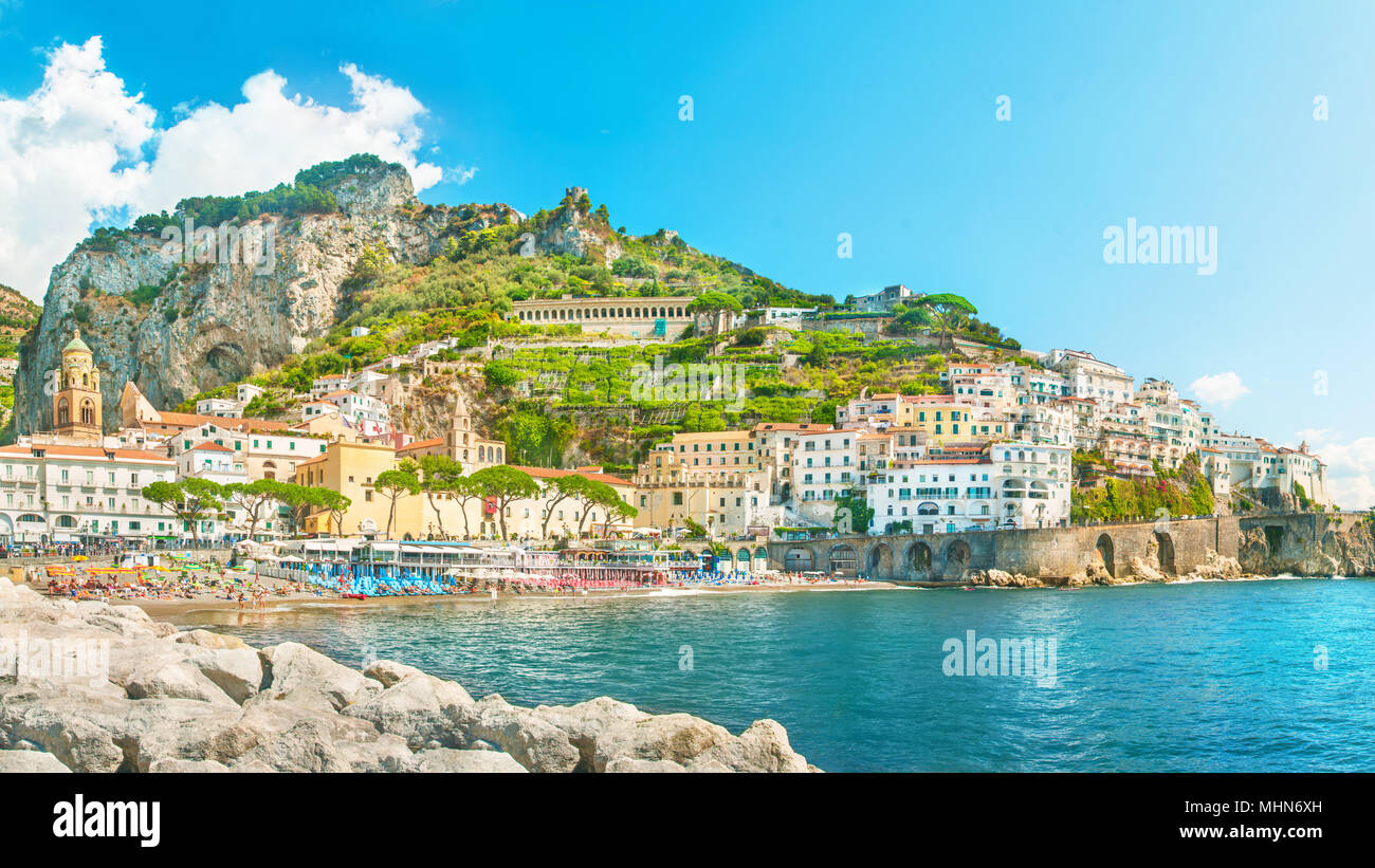 Vue panoramique sur la plage d'Amalfi et maisons en pierre pier aux beaux jours de l'été, Salerne, Campanie, Italie Banque D'Images