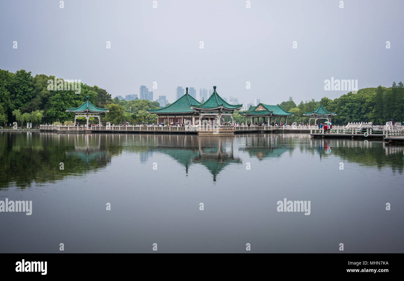 Pavilion au milieu du parc liyuan lac de l'Est de Wuhan Hubei Chine Banque D'Images