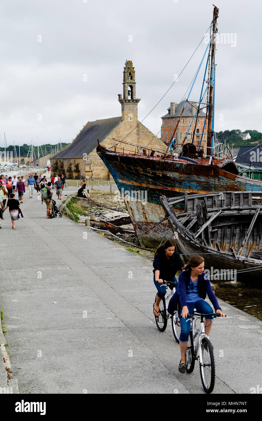 Les visiteurs explorer Camaret Sur Mer, Finistère, Bretagne France Banque D'Images