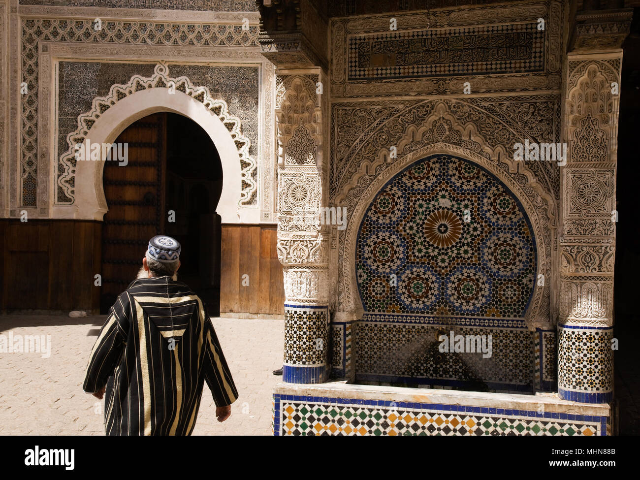 Fes, Maroc ; fontaine et l'entrée de l'Nejjarin Fondouk. Banque D'Images