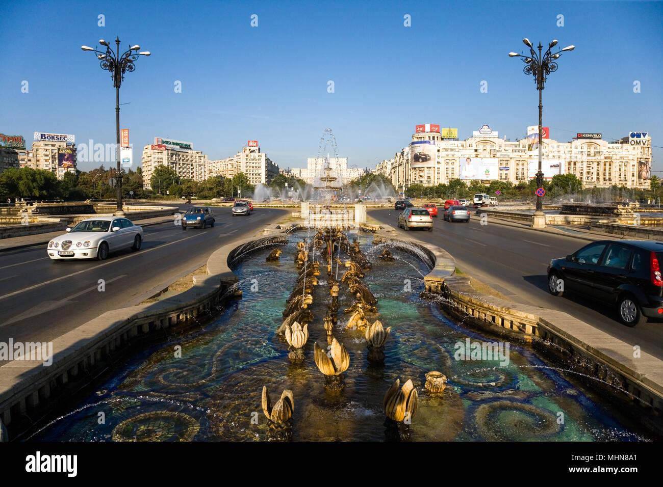 Bucarest, Roumanie ; Piata Unirii fontaines (Union Square) Banque D'Images