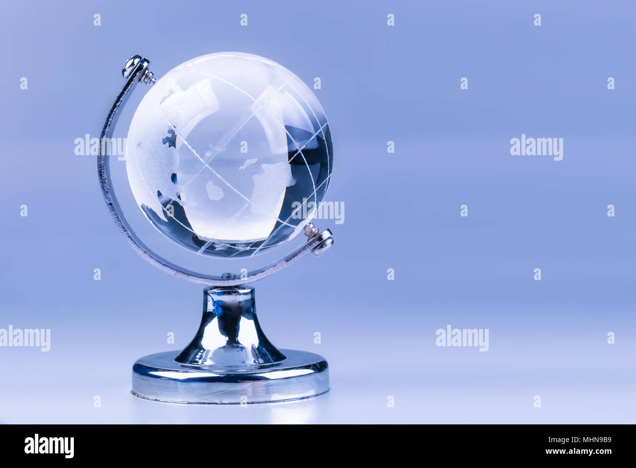 Globe est fait de verre isolé sur un fond blanc. Banque D'Images
