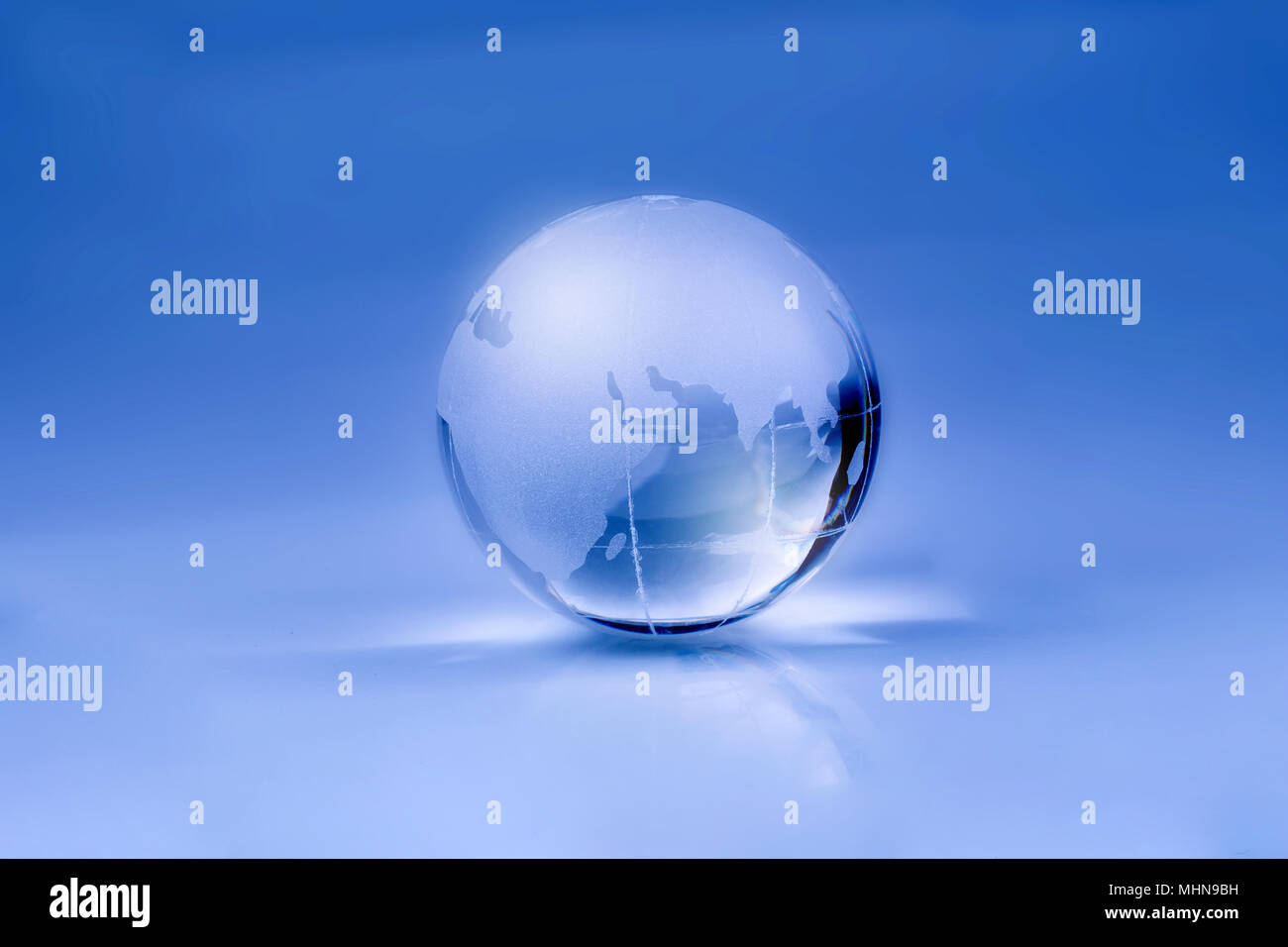 Globe est fait de verre isolé sur un fond blanc. Banque D'Images