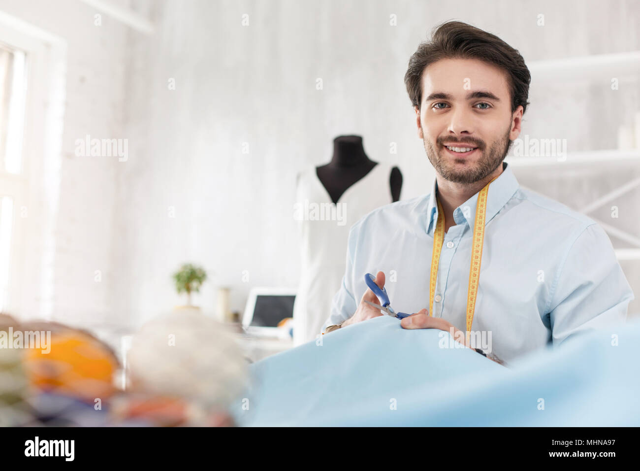 Homme gai et souriant de couturière Banque D'Images