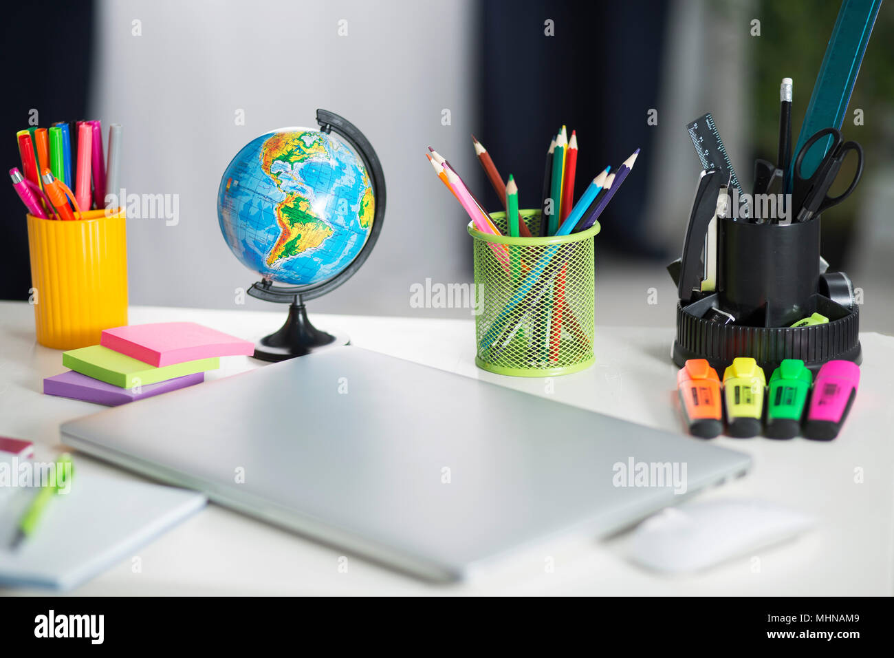 White Bureau Bureau Table avec accessoires à l'école avec des fournitures de bureau. Banque D'Images