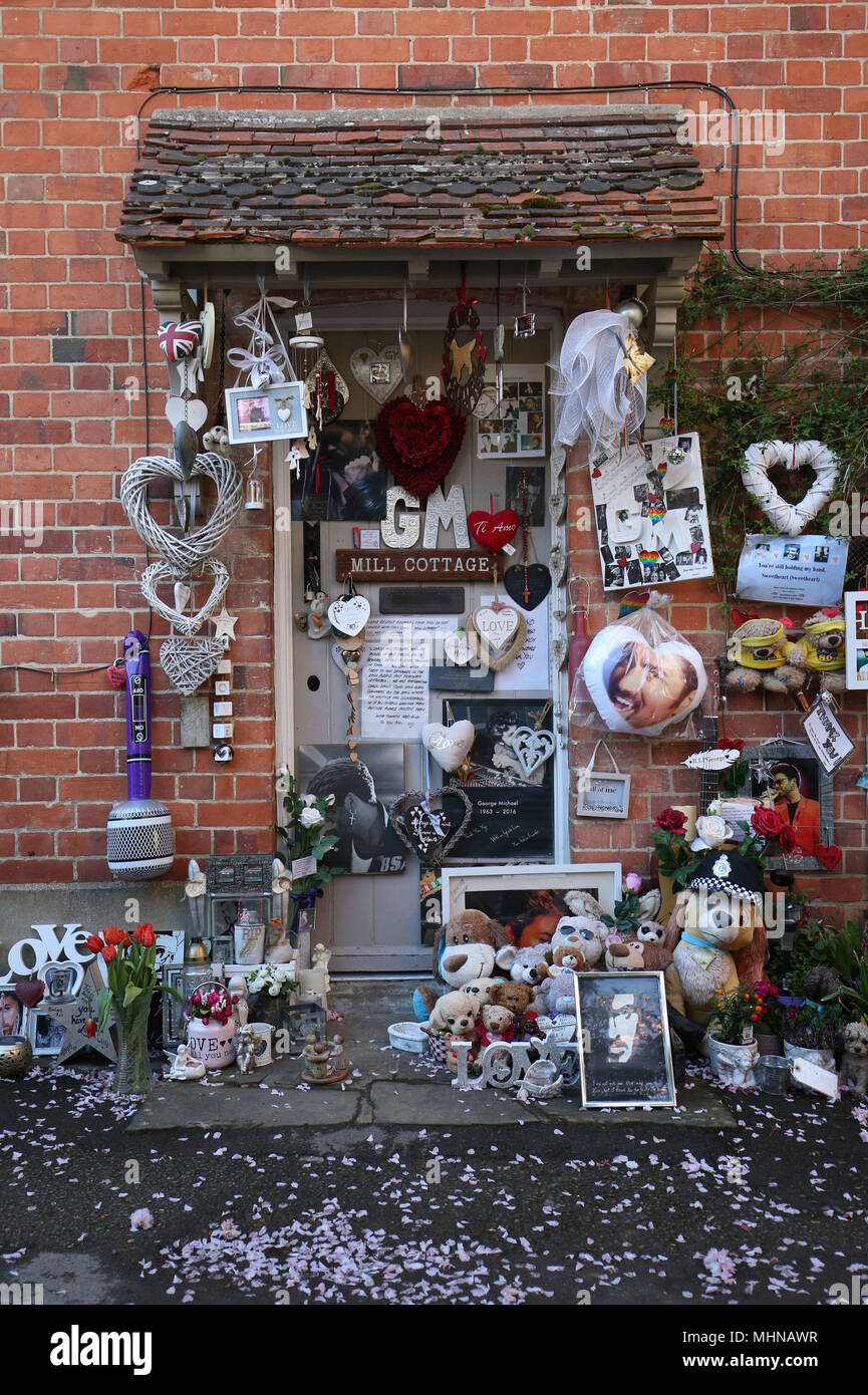 Hommages à George Michael devant son domicile à Goring-on-Thames, Oxfordshire. George Michael la famille ont demandé aux fans d'enlever leurs hommages de l'extérieur de la fin de l'ancien chanteur les maisons pour ses voisins. Banque D'Images