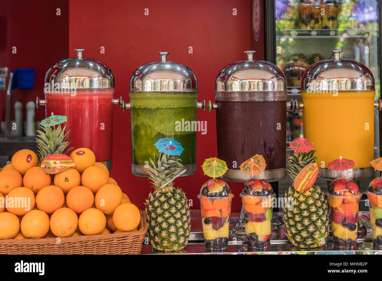 Un kiosque de rafraîchissements jus de fruit au Miracle Gardens à Dubaï, Émirats arabes unis, au Moyen-Orient. Banque D'Images