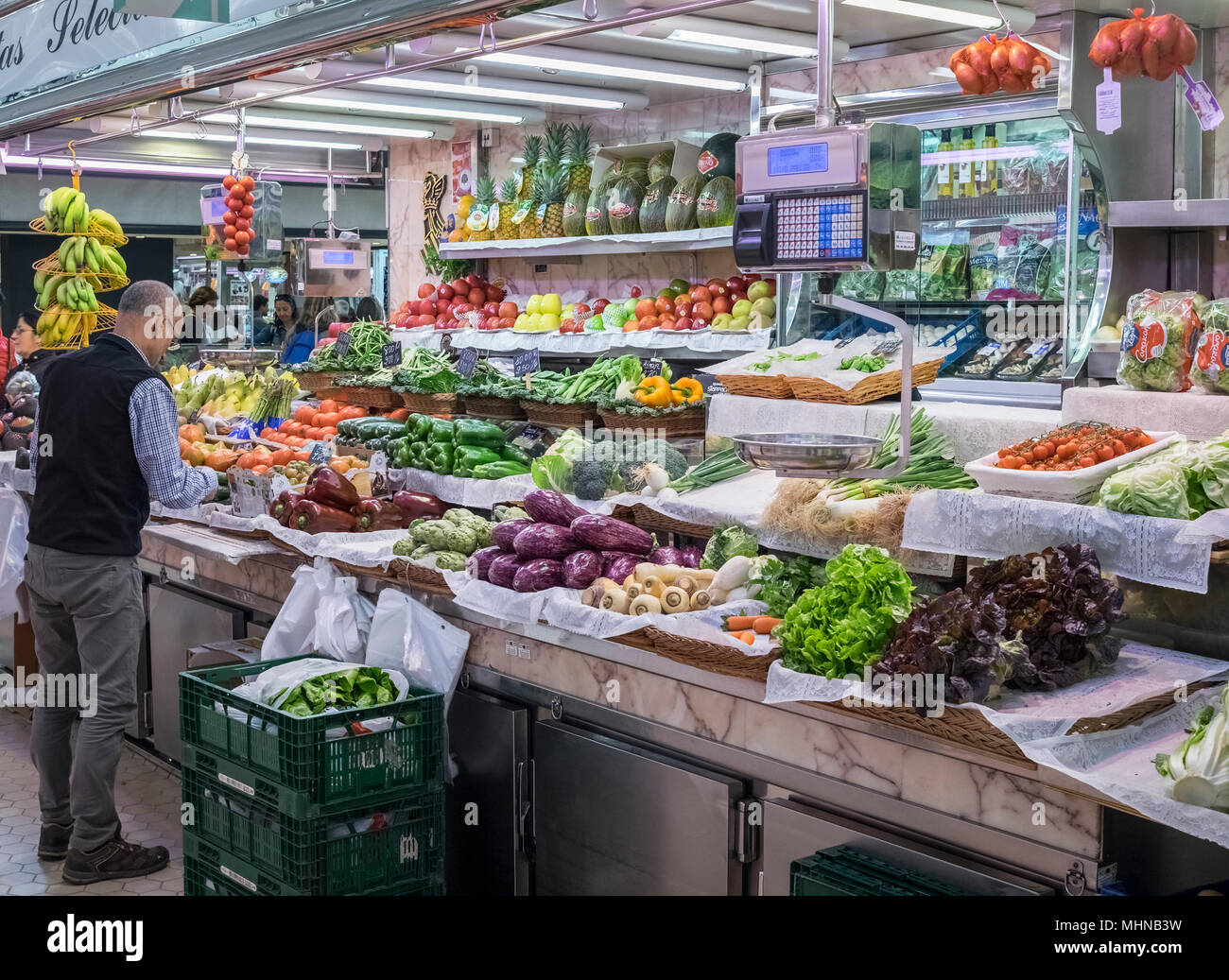 Cale à l'intérieur du marché commercial populaire Mercado Central, au nord du district de Ciutat Vella, Valence, Espagne. Banque D'Images