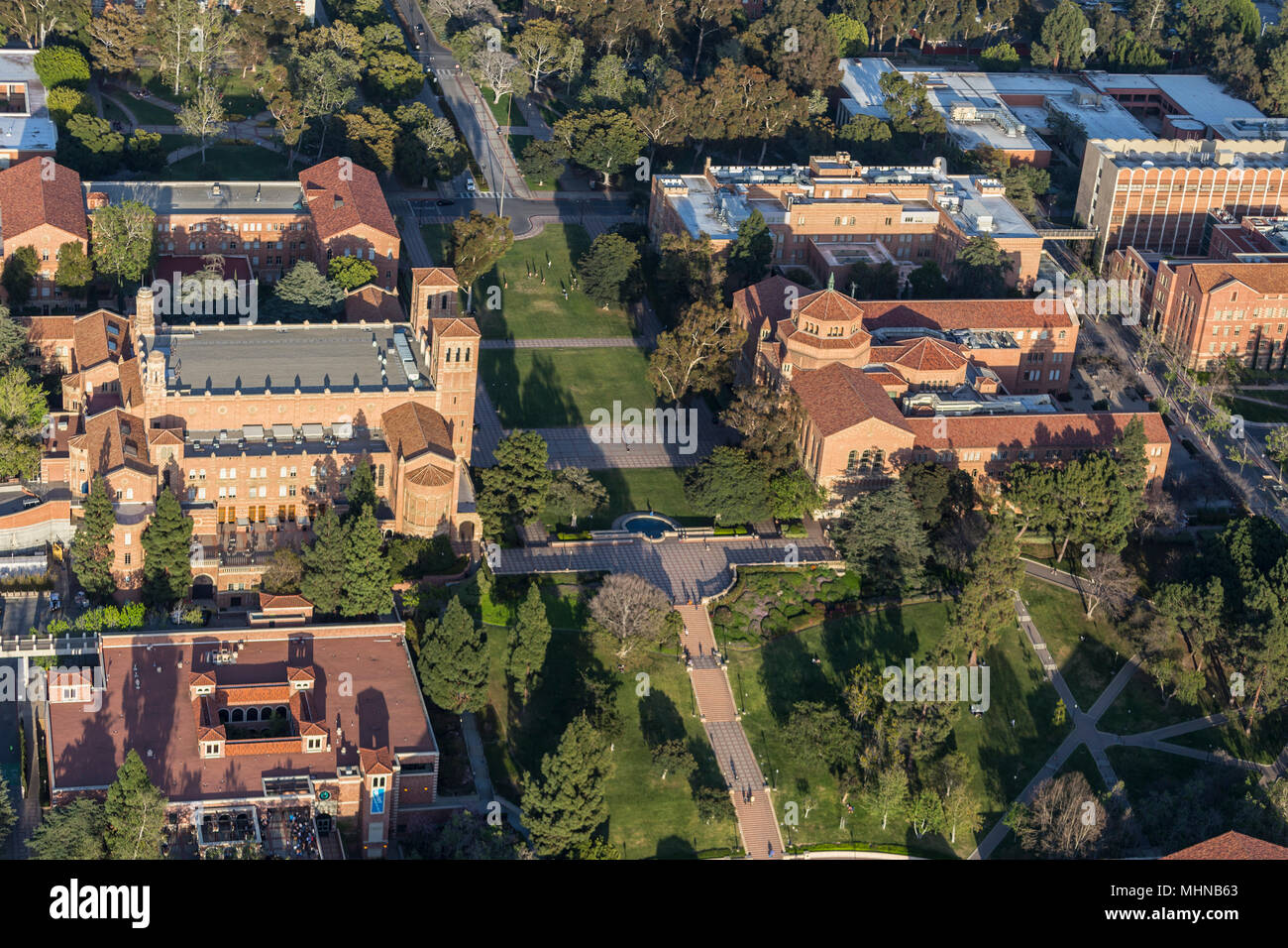 Los Angeles, Californie, USA - 18 Avril 2018 : Après-midi vue aérienne de quad, étapes et bâtiments historiques sur le campus de l'UCLA près de Westwood. Banque D'Images