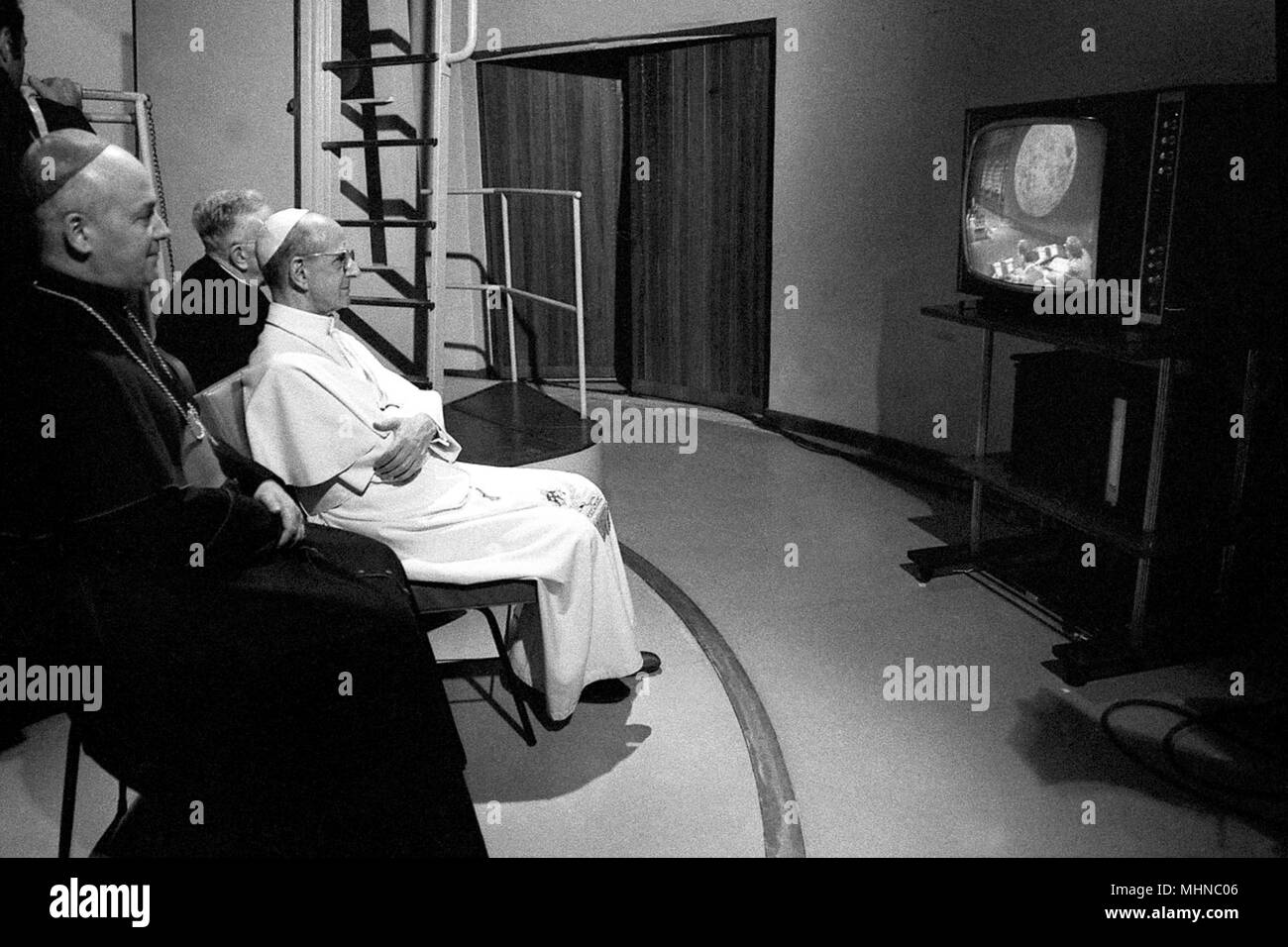 Le pape Paul VI observe l'alunissage à la télévision - Le Pape Paul VI à la télévision les montres premier alunissage le 21 juillet 1969, à l'Observatoire du Vatican à Castel Gandolfo, Italie. Banque D'Images