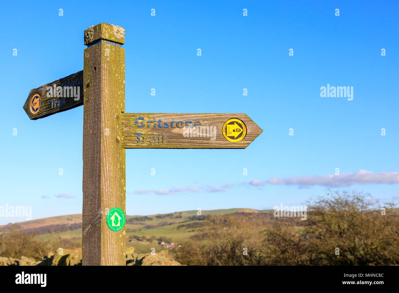 Enseigne sur le sentier de la pierre meulière sur Cheshire Derbyshire Peak District frontière près de Rainow et Bollington Banque D'Images