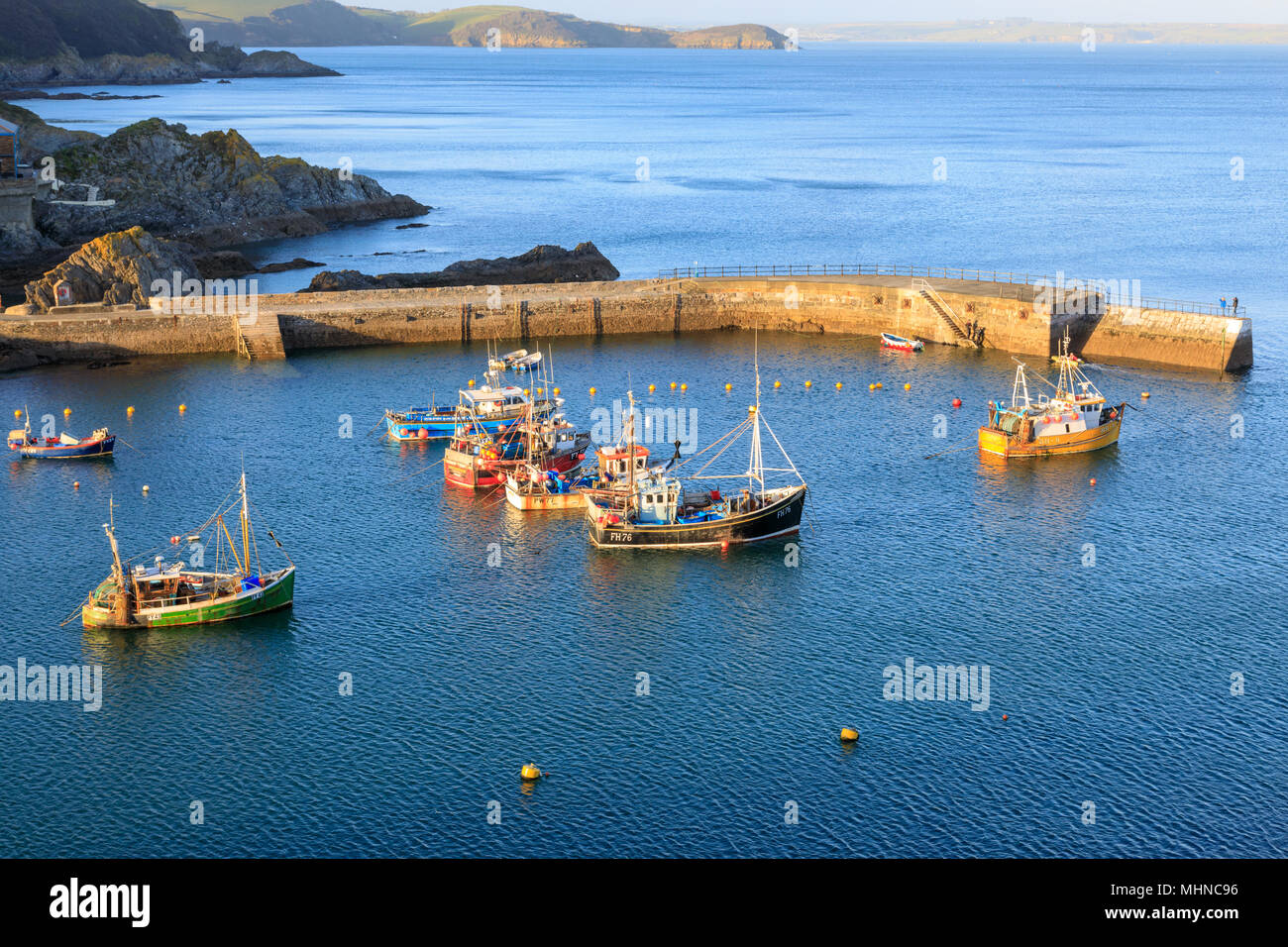 Les bateaux de pêche amarrés à Mevagissey avant-port dans la soirée Banque D'Images