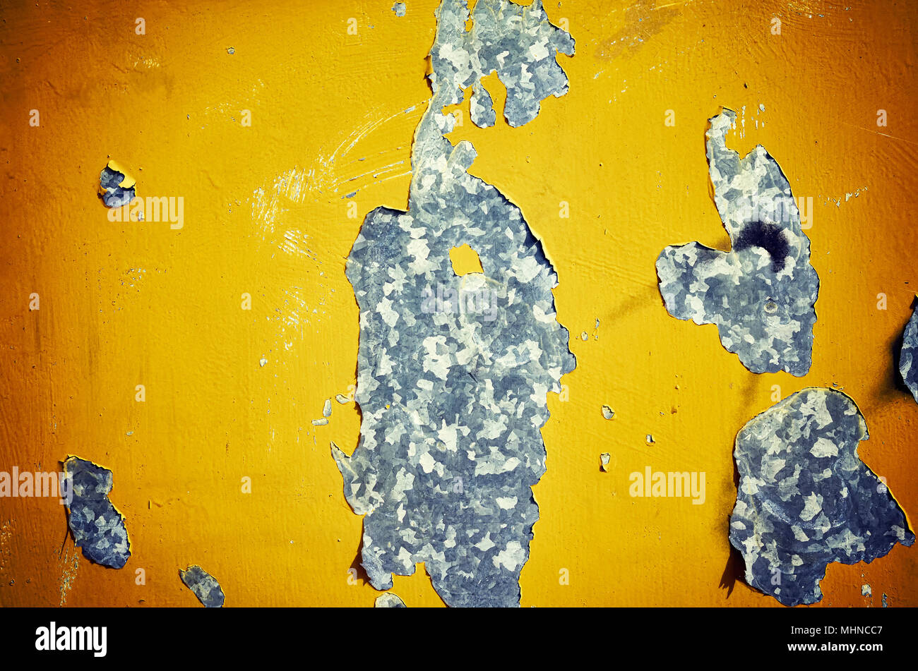 Mur de métal patiné avec de la peinture jaune de déroulage, abstract background. Banque D'Images
