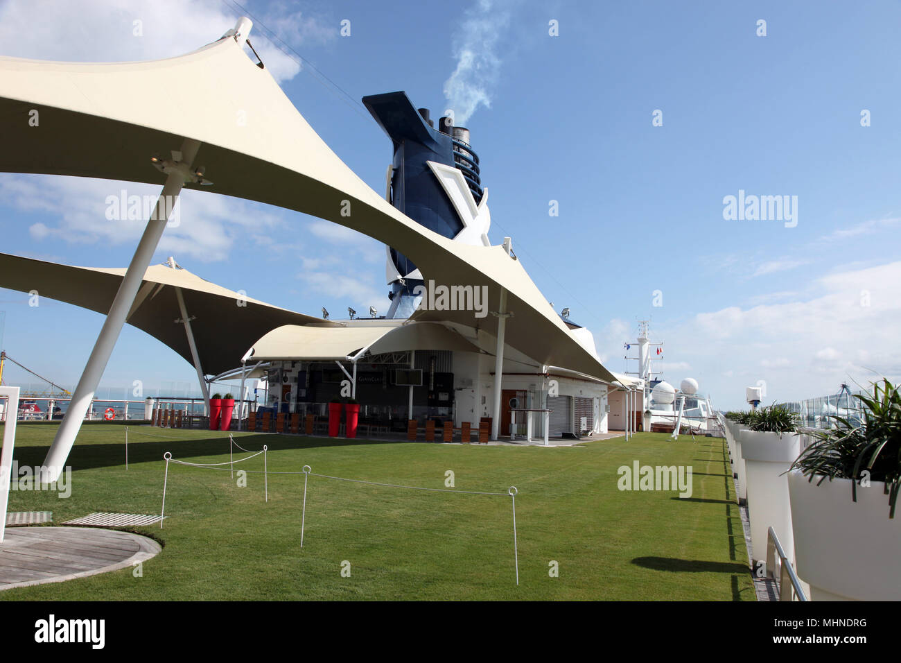 La pelouse sur le pont supérieur du navire de croisière de luxe Celebrity Eclipse Banque D'Images