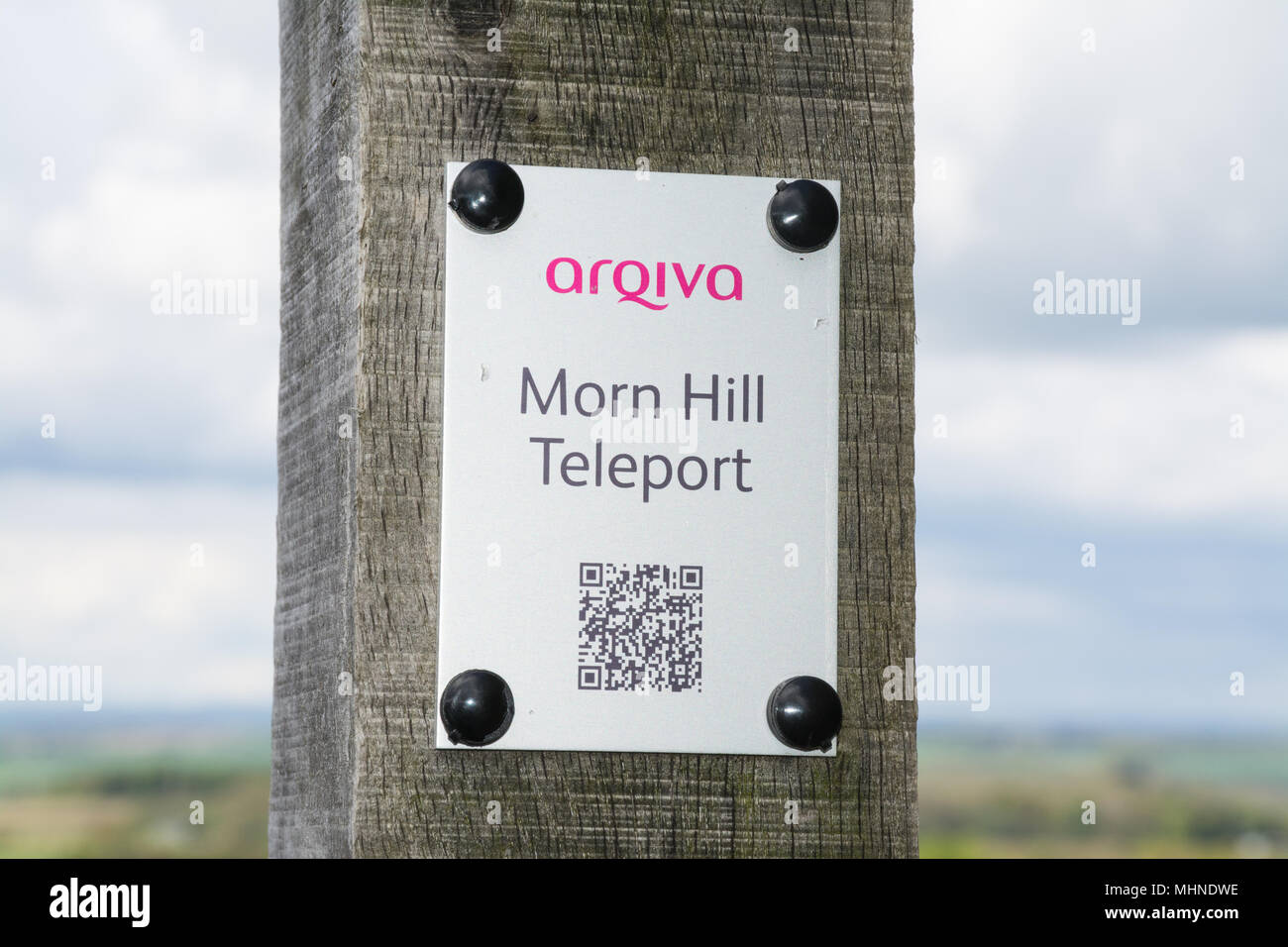 Arqiva Morn Hill Teleport sign on wooden post Banque D'Images