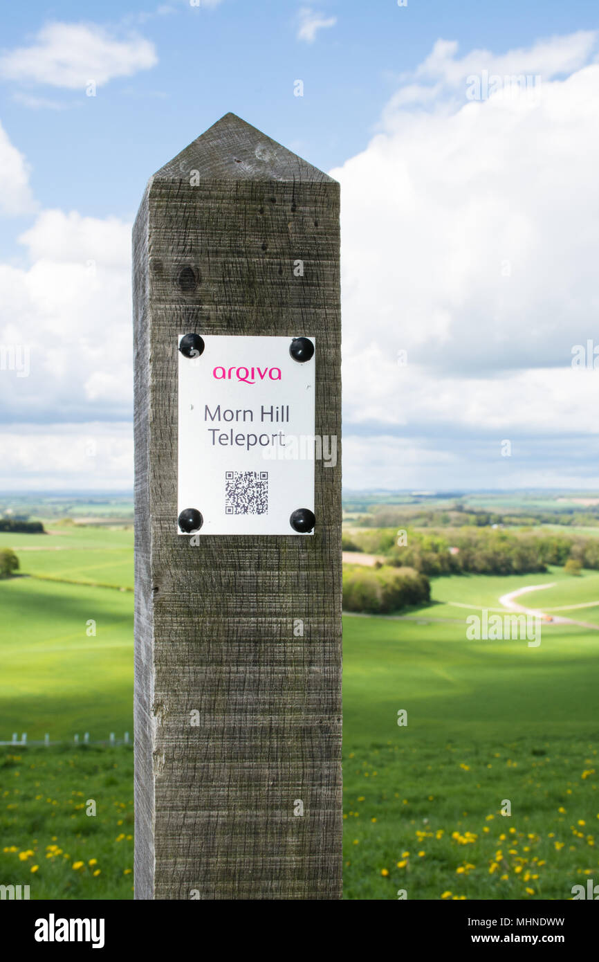 Arqiva Morn Hill Teleport sign on wooden post Banque D'Images