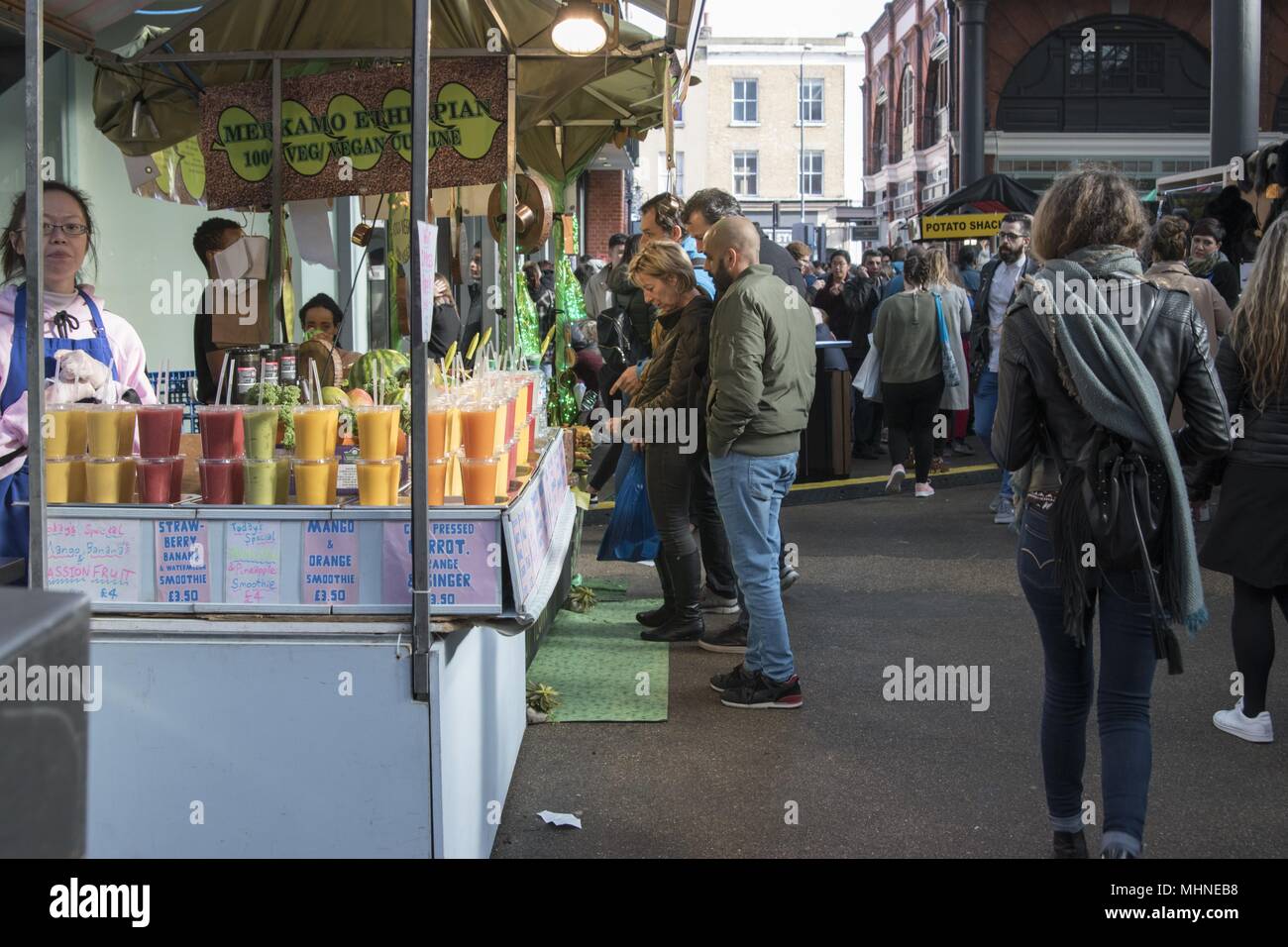 Les grandes foules shop à des marchands d'aliments au Vieux Marché de Spitalfields, à Tower Hamlets, Spitalfields, Londres, Royaume-Uni, le 29 octobre 2017. () Banque D'Images